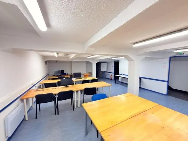 Local 8 pièces 320 m²