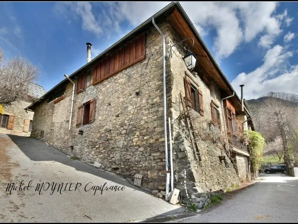 Fort potentiel pour cette Maison de village à SIGURET - St André d'Embrun 05200 - HAUTES ALPES
