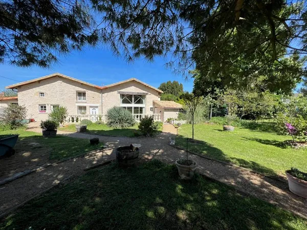 Maison 146m² 7 Pièces à vendre à Valence En Poitou