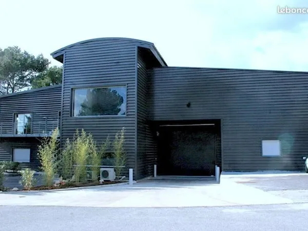 Local 1455 m² Signes