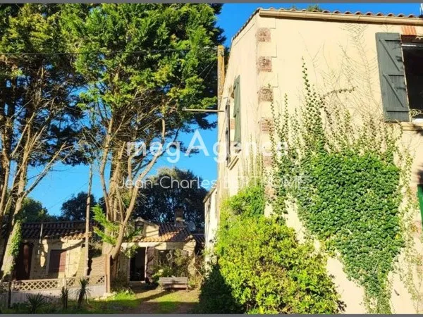 Situé dans un endroit préservé, maison de 152m2 habitable.