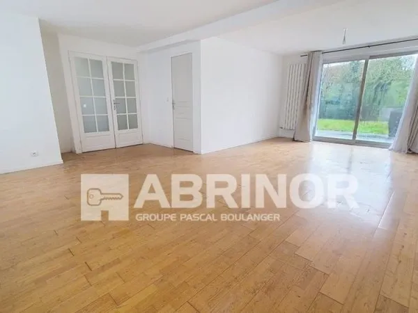 Large maison semi-individuelle 4 chambres jardin garage