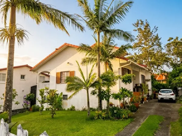 Maison familiale avec jardin et cuisine extérieure