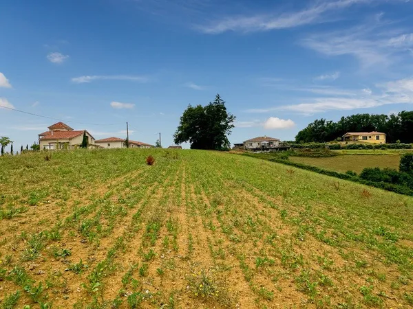 Dpt Gers (32), à BASSOUES, à vendre terrain de 3 000,00 m²
