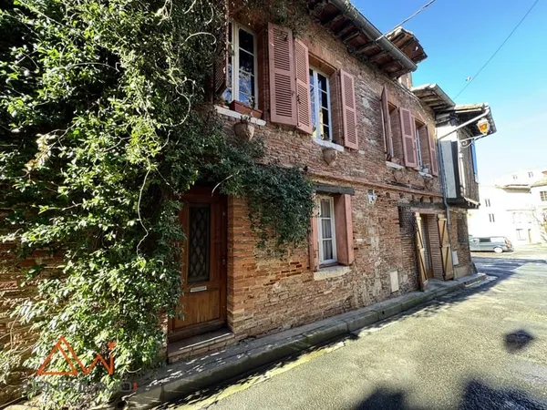 MAISON COEUR DE VILLE, EN BRIQUE AVEC DEPENDANCE AMENAGEABLE. offrant plus de 190m2 de superficie ut