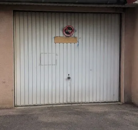 Garage rue de Preize : 85 /mois