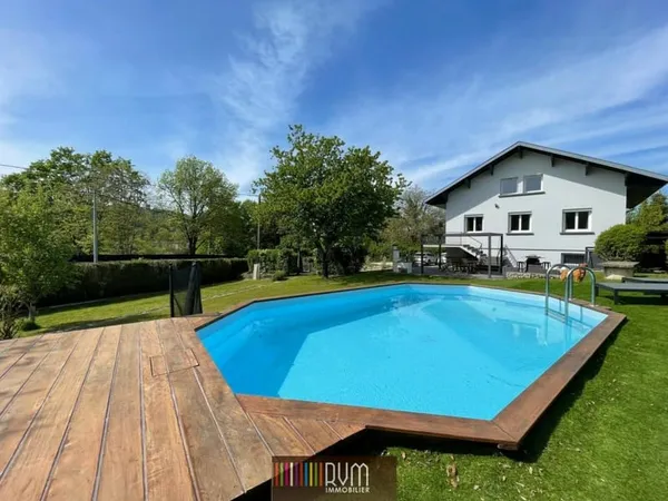 Grande villa rénovée sur terrain de 1570 m² !