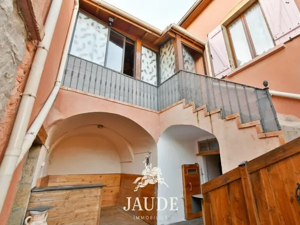 Maison 5 pièces avec cour et dépendances La Sauvetat (6373