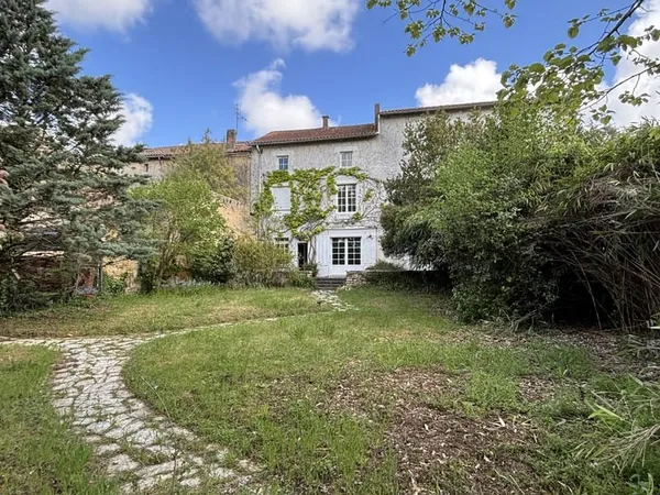 MAISON - BOURG - 311 M2 - GITE