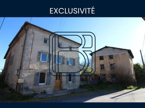 Maison de campagne avec une grange