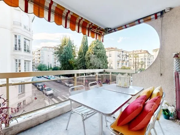NICE - FLEURS : VASTE 3 PIÈCES D'ANGLE AVEC 2 TERRASSES