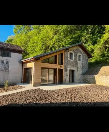 Maison en pierre & bois rénovée : 3 chambres, 2 sdb, jardin & garage