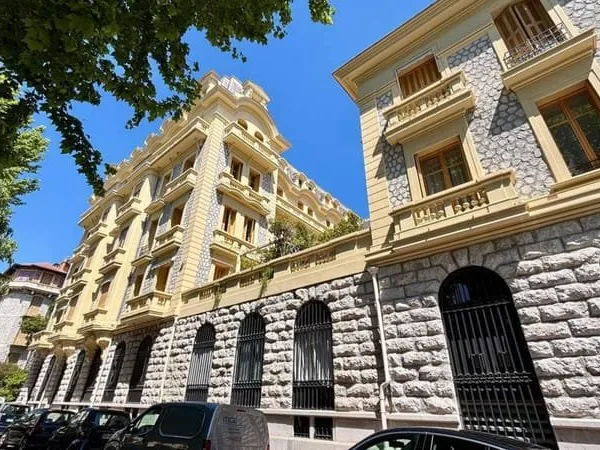 Appartement bourgeois avec balcon, 3 chambres, Carré d'Or