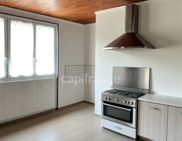 A NOIRETABLE (42) Batiment Professionnel avec un APPART de 84 M2 sur un terrain de 8700 m2