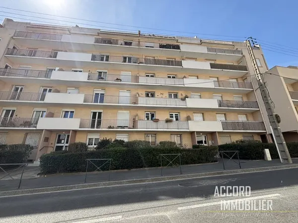 Investissement !! Appartement T3 loué avec balcons, parking