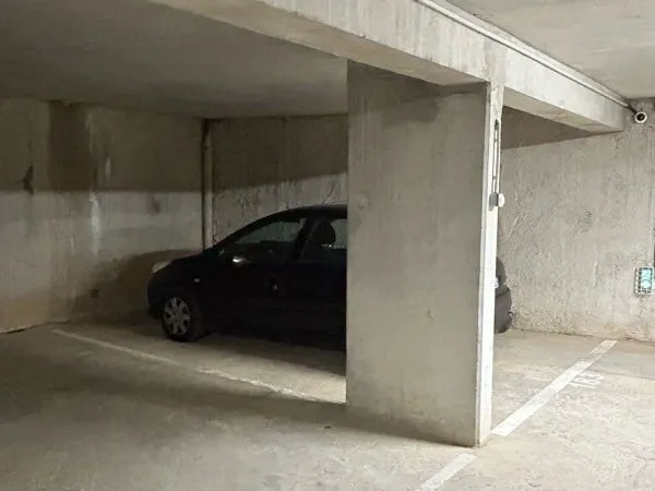 Stationnement Location Tours   12000€