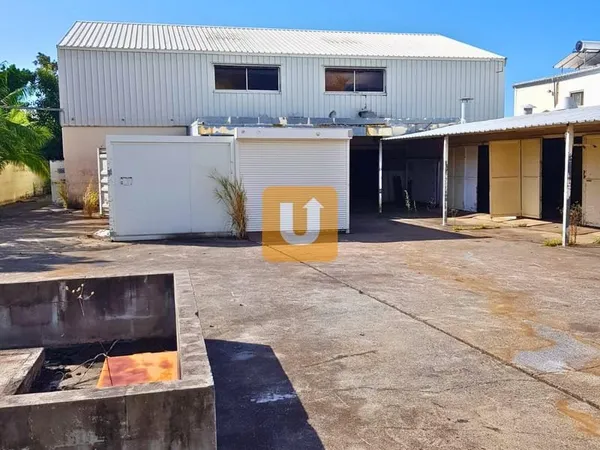 Entrepôt + espace bureaux 880m2 zone LAMARE STE-MARIE