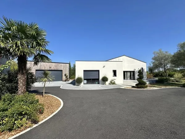 Villa contemporaine 186 m² avec piscine et dépendances Tri