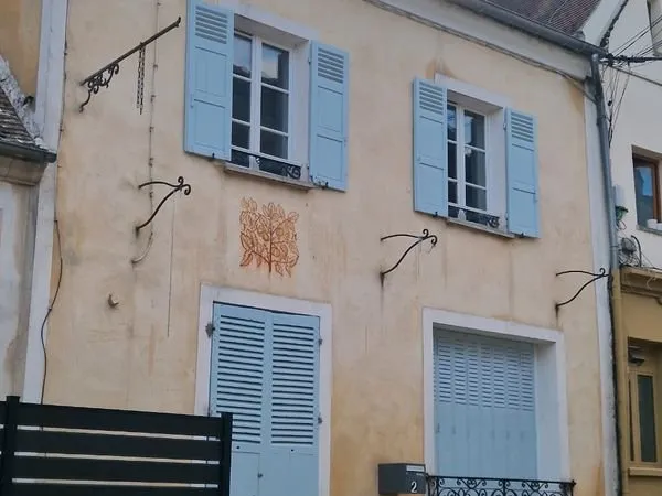Charmante maison de ville style briard hyper centre en cour privée