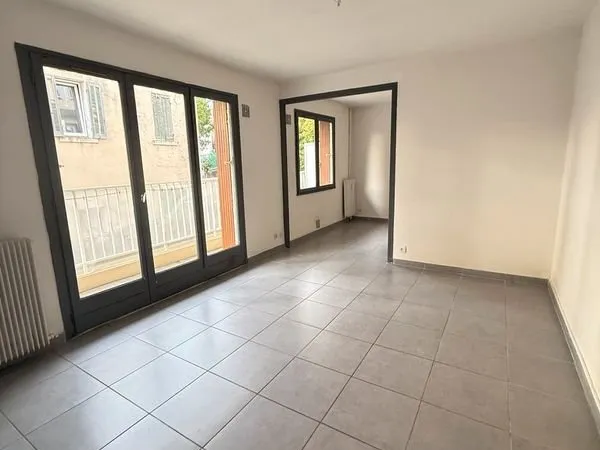 Superbe T2 rénové avec grand balcon et cave - La Serinette Toulon - Possibilité Garage