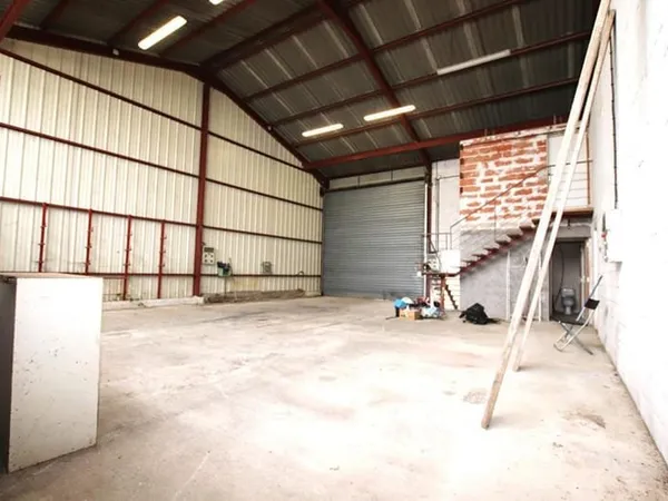 Bâtiment professionnel avec grande hauteur - Parcelle constructible 1 250 m²