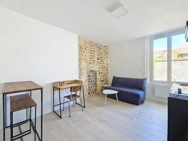 Studio Meublé 17m² - Hyper Centre Poitiers - Quartier Dynamique - Gare et Bus à Pied - Idéal Étudian