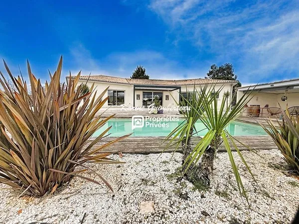 Villa de plain-pied avec garage et piscine