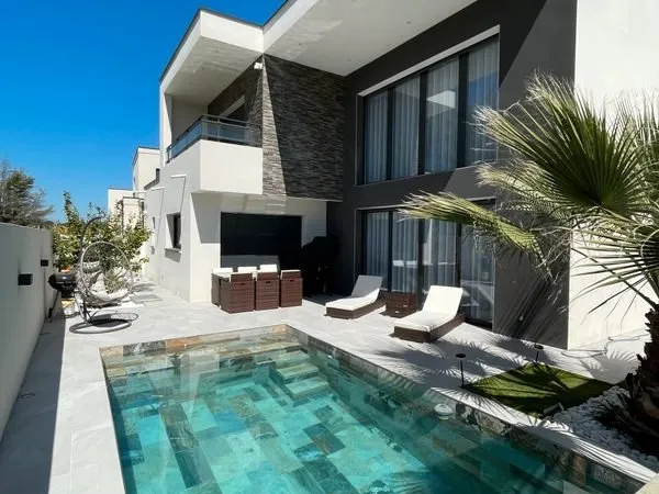 Villa d'architecte avec piscine cascade 130 m2