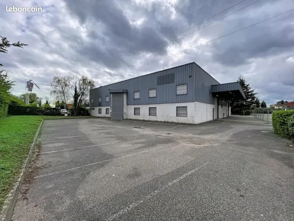 Local commercial 1 300 m²