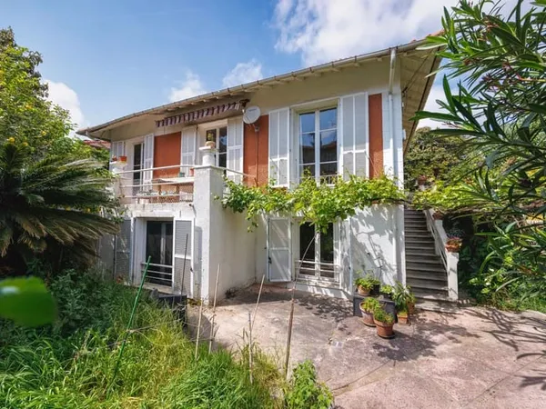 BELLE MAISON DE 200M2 AVEC TERRASSE, JARDIN ET GARAGE A PROXIMITE DU PARC CHAMBRUN