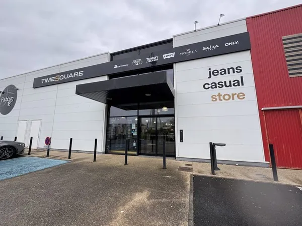 NIORT-/ ZAC Mendès France - Local commercial de 380 m2 env.