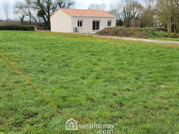 Terrain constructible - 495m² - La Jonchère