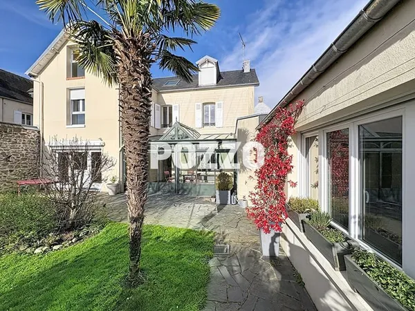 A VENDRE - CENTRE COUTANCES - Maison Bourgeoise 8 pièce(s) avec Garage beau jardin de 372 m2