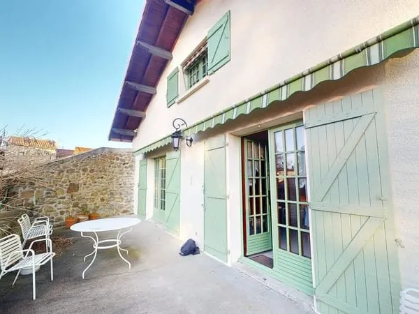 Maison dans le centre de luriecq avec terrain et dépendance