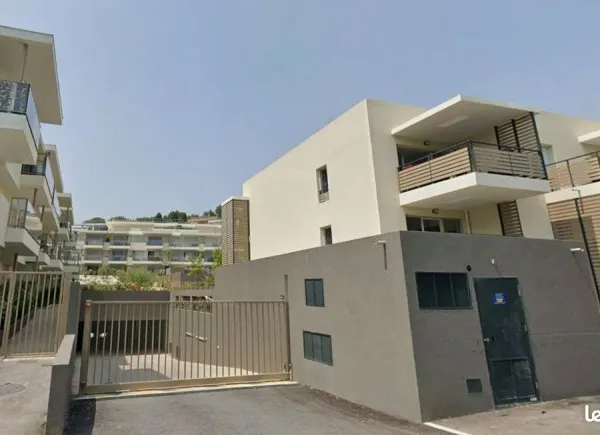 Parking protégé Villeneuve-Loubet
