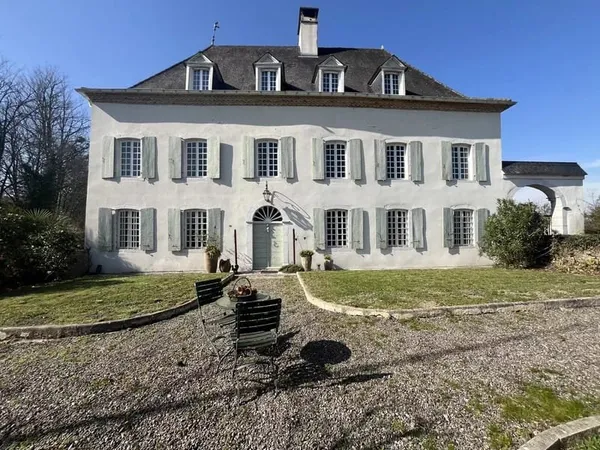 Magnifique manoir avec dépendances sur 2 hectares de terrain et accès privé au gave