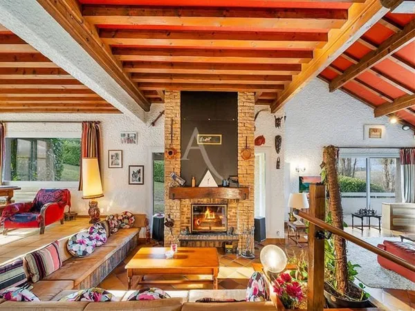 Maison 10 pièces 232 m²