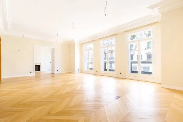 Pont de l'Alma - Très bel immeuble d'angle des années 30. Appartement en étage élevé de 336m² entièr