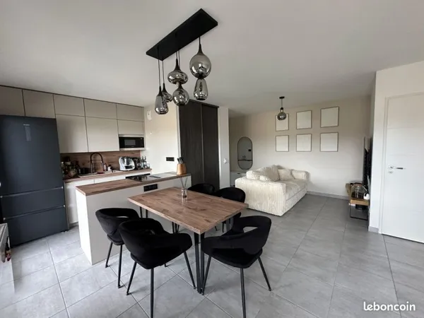 T2 NEUF 47m² + Balcon 10m² + Double garage - DPE B - Résidence 2025