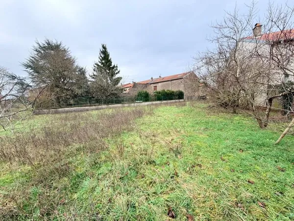 Terrain plat constructible de 13,08 ares sur la commune de Viév