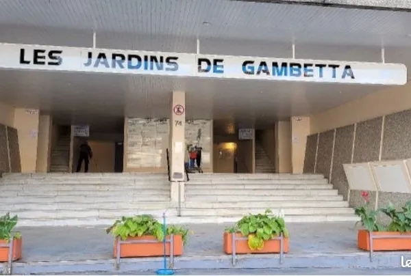 Grande place de parking couvert