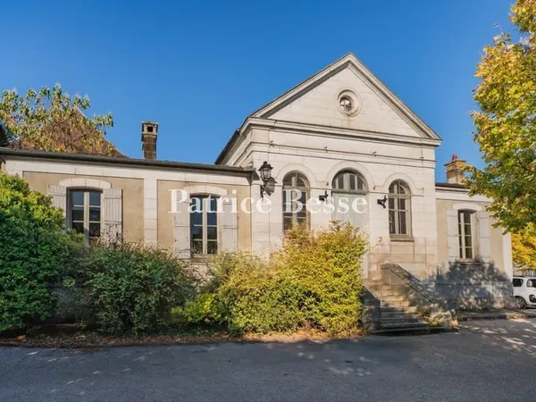 En Bourgogne, dans le centre historique de Joigny, un ancien tribunal de commerce du 19e s.