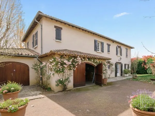 Lissieu: Maison de 300 m² sur 2232 m² de terrain avec piscine