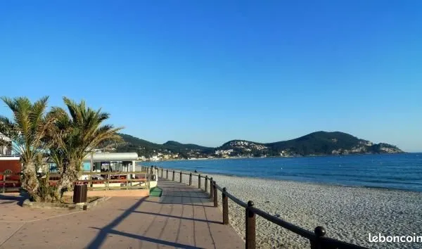 De septembre a mai Lecques carré d'or 100 m plages grand T2 climatisé 60m2 + parking abrite fermé
