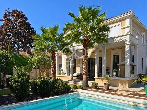 Villa d'architecte exceptionnelle de 5 pièces 138 m2 avec pi
