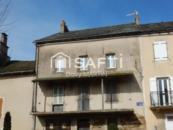 Une maison dans un village agréable.