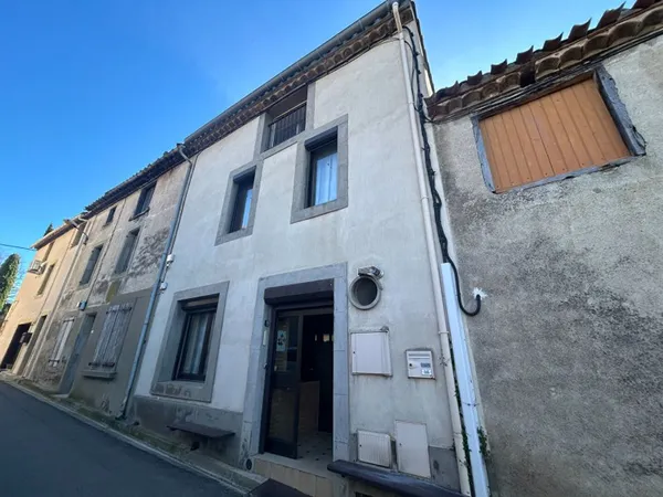 Maison villageoise sur trois niveaux avec ascenseur et grand garage