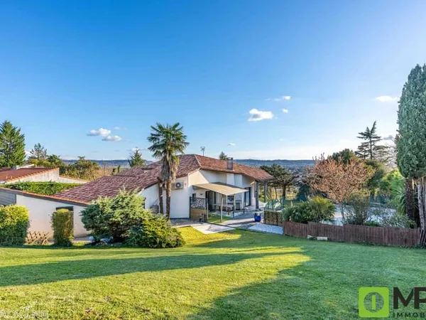 Villeneuve sur Lot villa T5 avec piscine et vue dominante