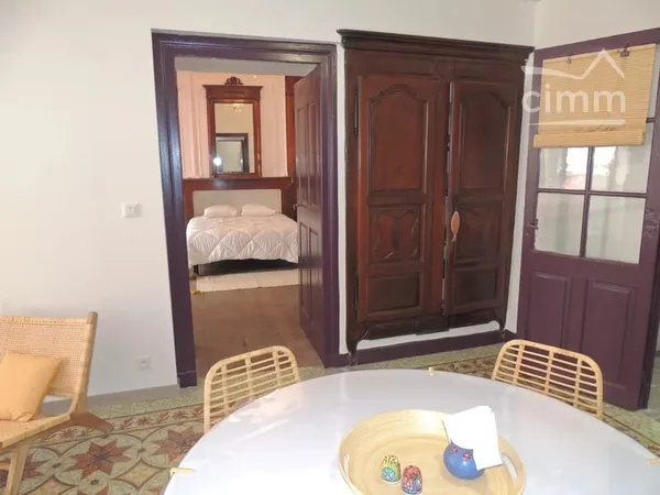 Immeuble composé de 3 appartements T2's et 2 studios + Bail commercial +dépendances