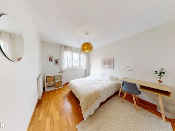 Chambre 6 pièces 84 m²